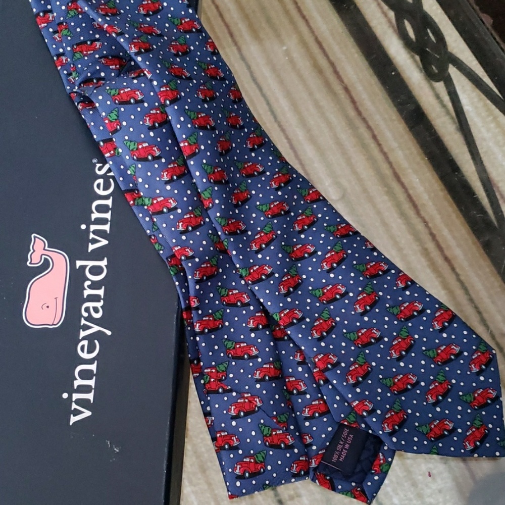 New boys vineyard vines holiday tie